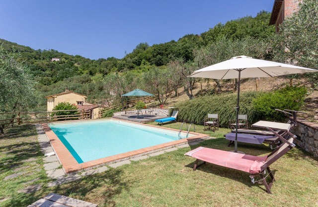 Wohnung in einem Ferienhaus mit Pool, W-LAN, TV, Innenhof, Haustiere erlaubt, Parkplatz, bei Lucca