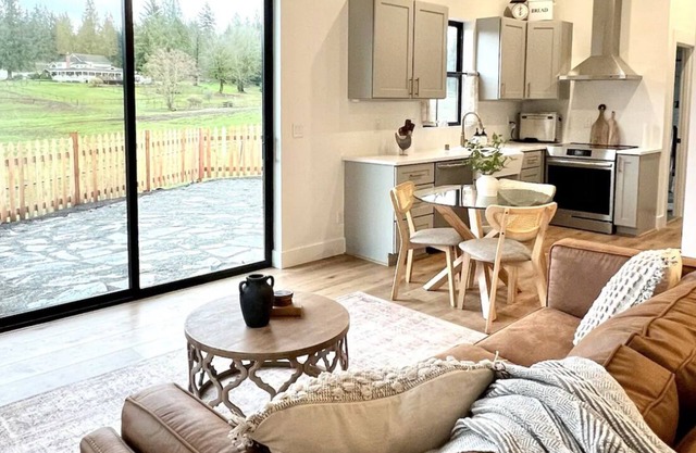 Cosy and Quiet Farm Stay, Overlooking Horse Ranch.