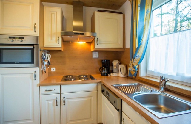 Herrliche Wohnung in einem Ferienhaus mit Pool, W-LAN, TV, Terrasse, Haustiere erlaubt, Parkplatz