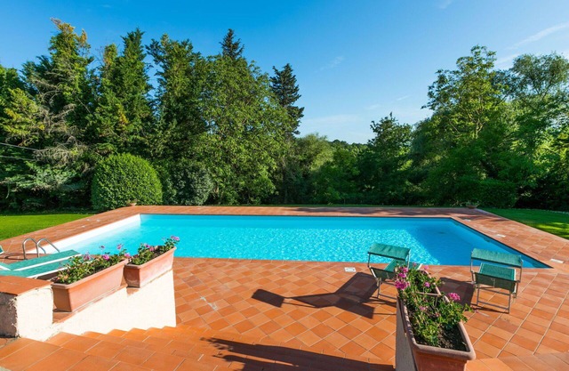 Schöne Wohnung in einem Ferienhaus für 2 Gäste mit W-LAN, Pool, TV, Terrasse und Parkplatz