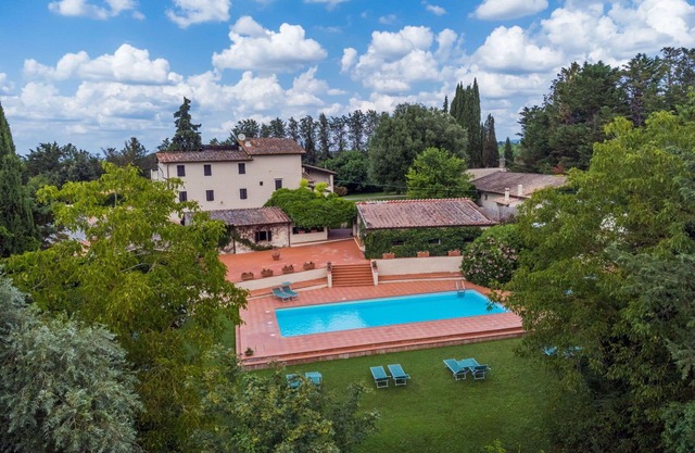 Angenehme Wohnung in einem Ferienhaus für 4 Personen mit Pool, W-LAN, TV, Terrasse und Parkplatz