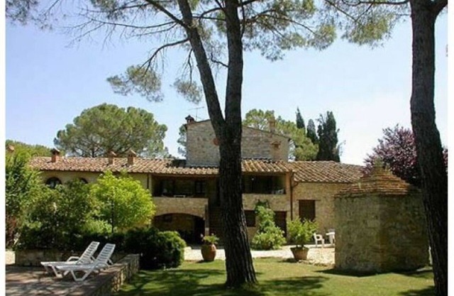 Angenehme Wohnung in einem Ferienhaus mit Pool, TV, Innenhof, Haustiere erlaubt und Parkplatz