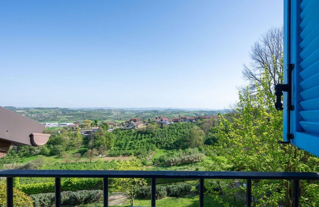 Schöne Wohnung in einem Ferienhaus mit W-LAN, Pool, TV, Innenhof, Haustiere erlaubt und Parkplatz