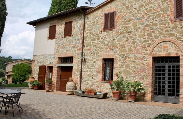 Gemütliche Wohnung in einem Ferienhaus mit Klimaanlage, W-LAN, Pool, TV, Terrasse und Parkplatz