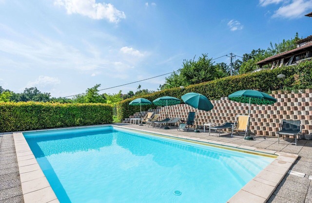 Angenehme Wohnung in einem Ferienhaus mit W-LAN, Pool, Innenhof, Haustiere erlaubt und Parkplatz
