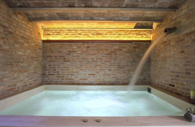 Schöne Wohnung mit Whirlpool, Pool, W-LAN, TV, Innenhof, Haustiere erlaubt und Parkplatz