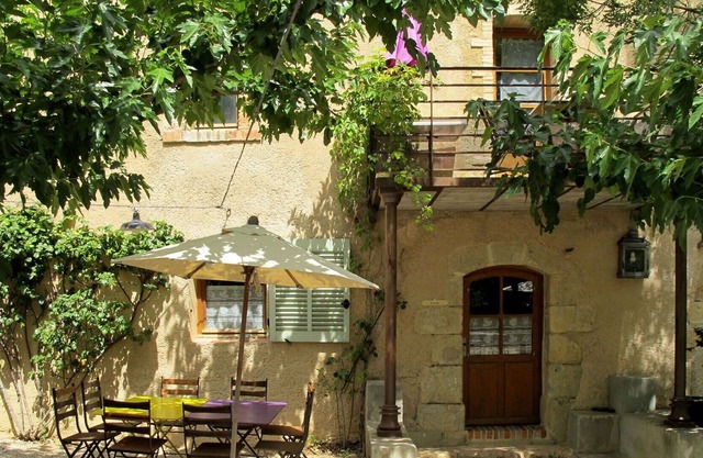 Schöne Wohnung in einem Ferienhaus für 8 Personen mit W-LAN, Pool, TV und Parkplatz