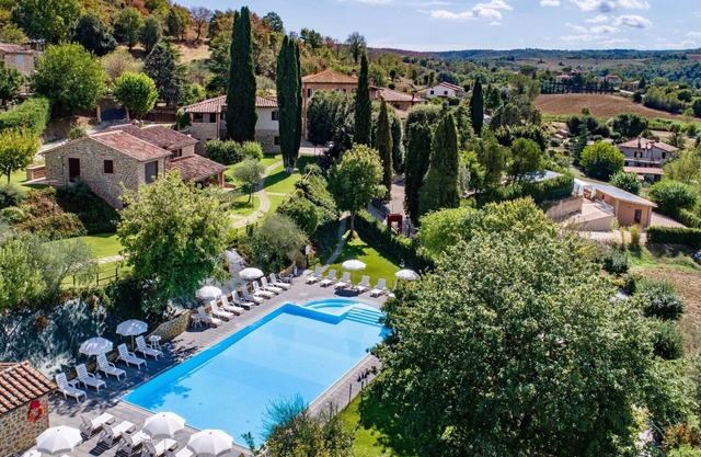 Angenehme Wohnung in einem Ferienhaus mit Klimaanlage, W-LAN, Pool, TV, Innenhof und Parkplatz