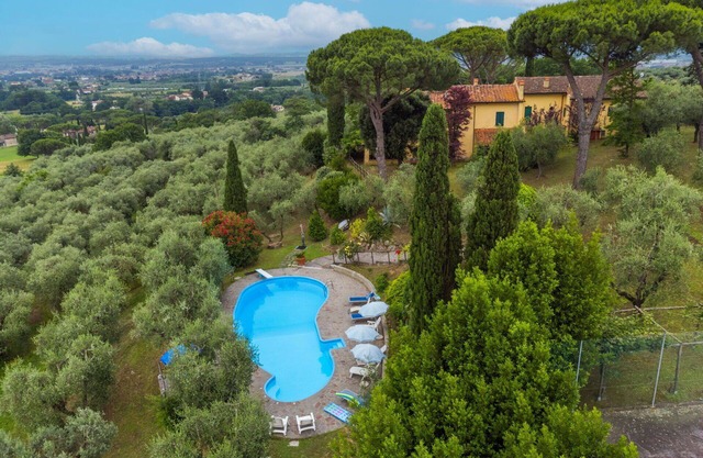 Wohnung in einem Ferienhaus mit privatem Pool, W-LAN, TV, Innenhof, Haustiere erlaubt, Parkplatz