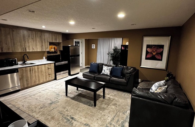 Cosy Apartment 10 mins from Calgary, available as an event space aswell!