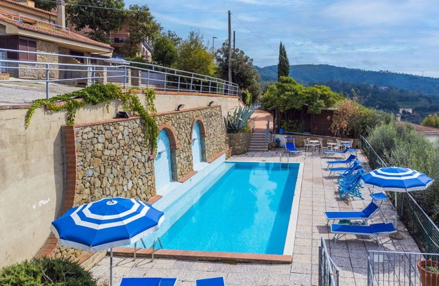 Angenehme Wohnung mit W-LAN, Pool, TV, Terrasse, Haustiere erlaubt, Panoramablick und Parkplatz