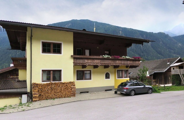 Schöne Wohnung für 10 Leute mit W-LAN, TV, Balkon und Parkplatz