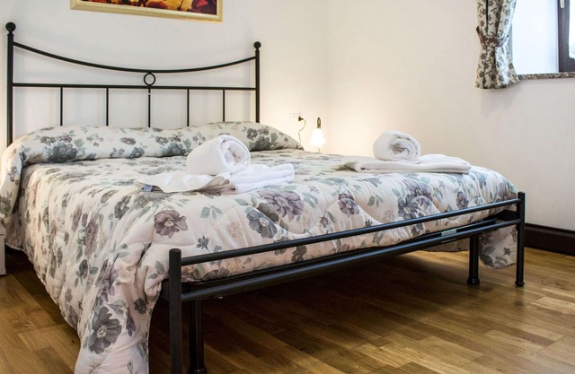 Herrliche Wohnung für 4 Leute mit W-LAN, TV, Innenhof, Haustiere erlaubt und Parkplatz