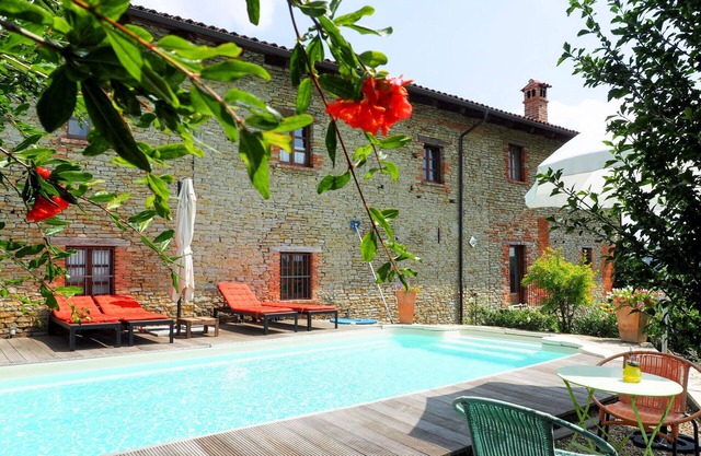 Angenehme Wohnung für 4 Gäste mit Pool, Terrasse und Parkplatz