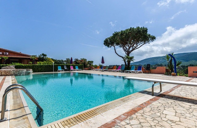 Angenehme Wohnung mit Klimaanlage, Pool, W-LAN, Terrasse, Haustiere erlaubt und Parkplatz
