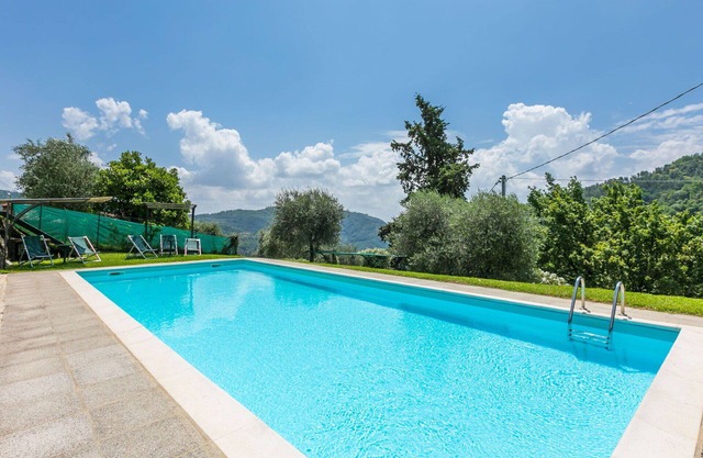 Angenehme Wohnung für 4 Personen mit Pool, W-LAN, TV, Innenhof, Haustiere erlaubt und Parkplatz