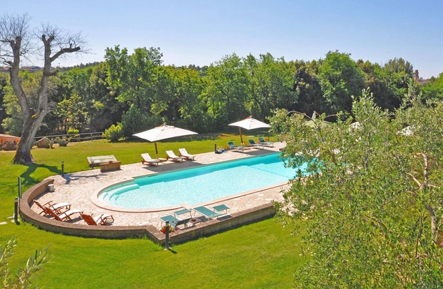 Angenehme Wohnung für 4 Leute mit Pool, TV und Parkplatz