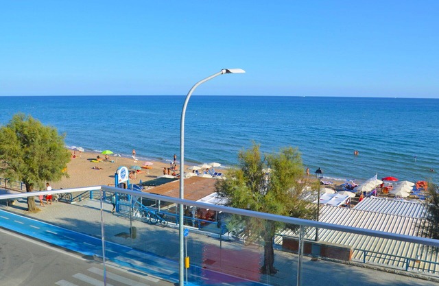 Schöne Wohnung mit Pool, Klimaanlage, W-LAN, TV, Balkon, Haustiere erlaubt und Parkplatz