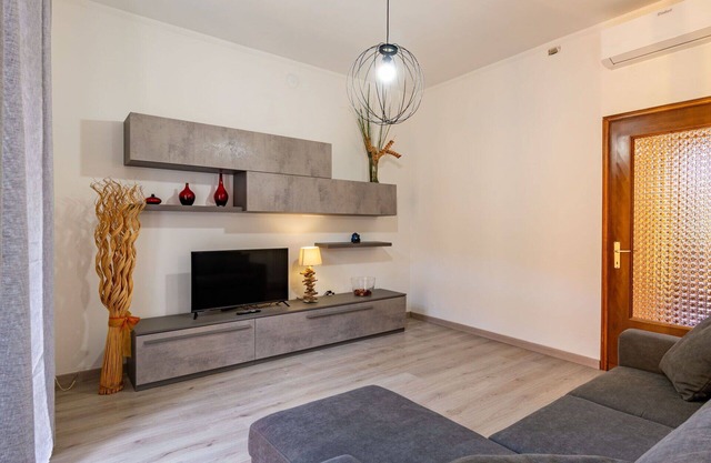 Schöne Wohnung für 5 Leute mit W-LAN, Klimaanlage, Balkon und Parkplatz
