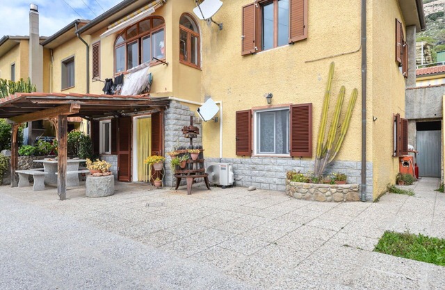 Schöne Wohnung für 6 Leute mit W-LAN, Klimaanlage, TV, Terrasse, Haustiere erlaubt und Parkplatz