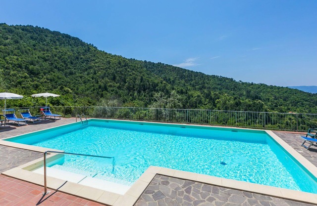 Angenehme Wohnung für 7 Leute mit W-LAN, Pool, TV, Panoramablick und Parkplatz