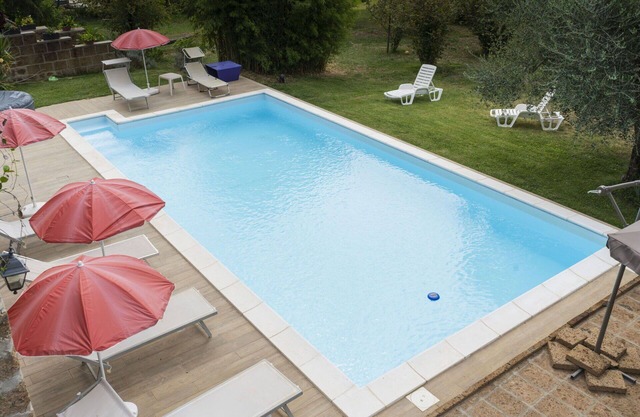 Schöne Wohnung für 8 Gäste mit Pool, W-LAN, TV, Innenhof, Haustiere erlaubt und Parkplatz