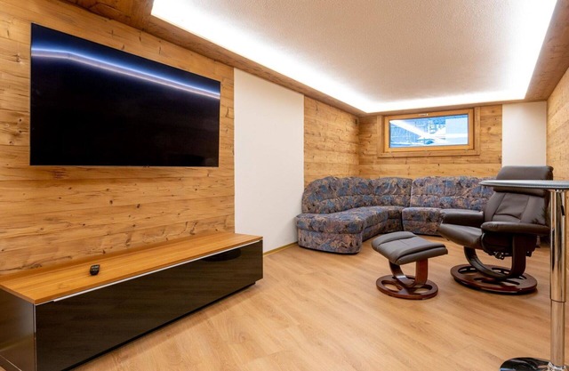 Cosy apartment for 6 guests with hot tub, WIFI, TV and balcony