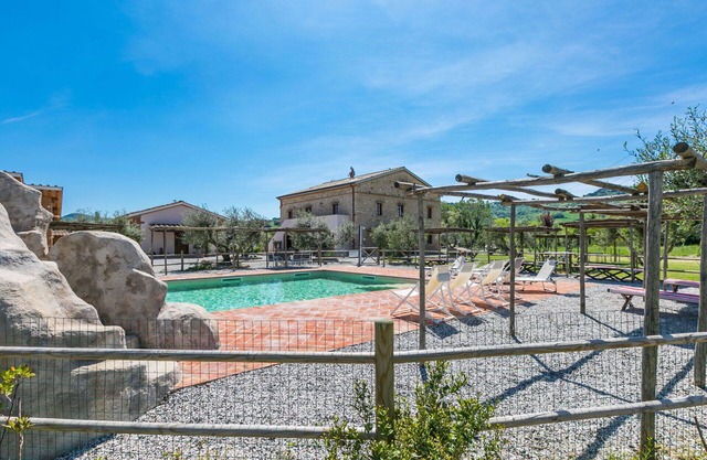 Schöne Wohnung mit Pool, W-LAN, Klimaanlage, Innenhof, Haustiere erlaubt, Panoramablick, Parkplatz