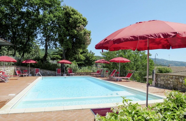 Angenehme Wohnung für 6 Leute mit Pool, W-LAN, TV, Terrasse, Haustiere erlaubt und Parkplatz