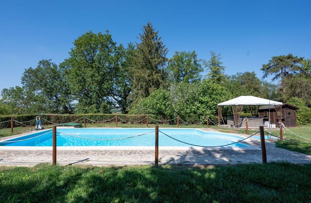 Schöne Wohnung in einem Ferienhaus mit W-LAN, Pool, Haustiere erlaubt und Parkplatz