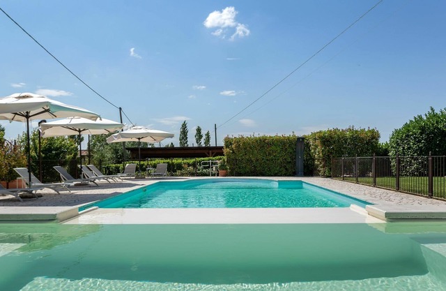 Gemütliche Wohnung in einem Ferienhaus mit Pool, Whirlpool, W-LAN, TV, Panoramablick und Parkplatz