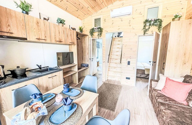 Angenehme Wohnung in einem Ferienhaus mit Klimaanlage, TV, Terrasse, Haustiere erlaubt und Parkplatz