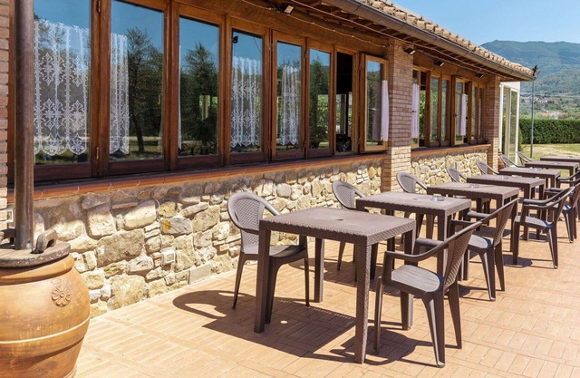Gemütliche Wohnung in einem Ferienhaus für 4 Gäste mit Pool, W-LAN, TV und Parkplatz