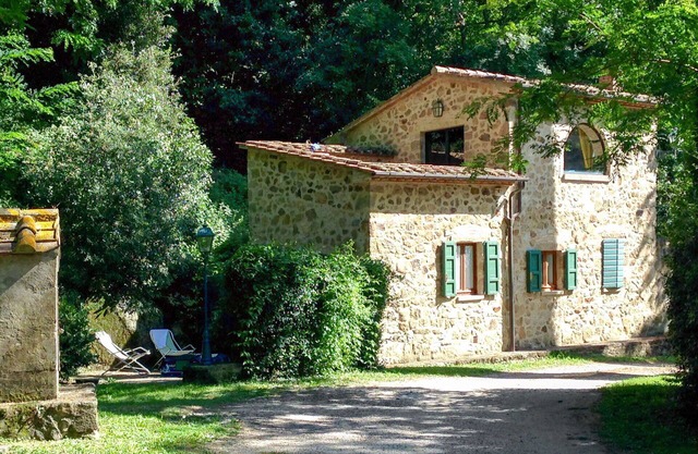 Gemütliche Wohnung in einem Ferienhaus mit W-LAN, Pool, TV, Innenhof, Haustiere erlaubt, Parkplatz