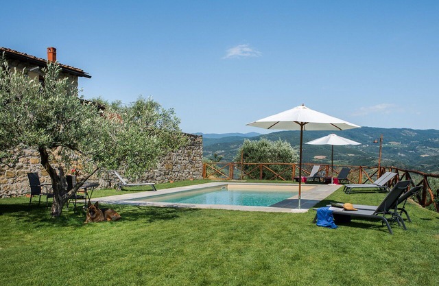 Wohnung in einem Ferienhaus mit Klimaanlage, W-LAN, Pool, TV, Innenhof, Panoramablick, Parkplatz