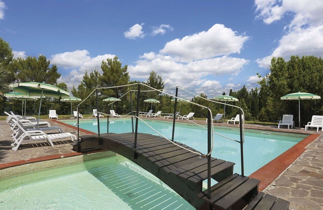 Gemütliche Wohnung in einem Ferienhaus mit Pool, W-LAN, Terrasse, Haustiere erlaubt und Parkplatz