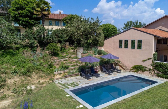 Schöne Wohnung in einem Ferienhaus mit Pool, Terrasse, Haustiere erlaubt und Parkplatz