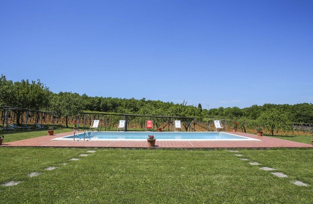 Schöne Wohnung in einem Ferienhaus mit W-LAN, Pool, TV, Innenhof, Panoramablick, Parkplatz