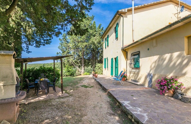 Gemütliche Wohnung in einem Ferienhaus mit W-LAN, Pool, TV, Innenhof, Haustiere erlaubt, Parkplatz