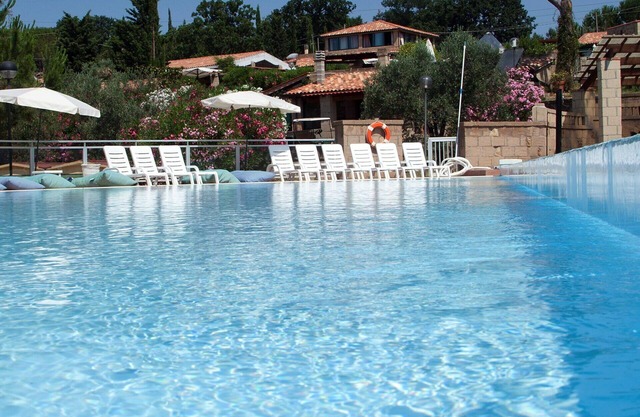 Herrliche Wohnung in einem Ferienhaus mit Pool, Terrasse, Haustiere erlaubt und Parkplatz