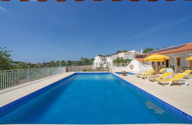 Gemütliche Wohnung in einem Ferienhaus mit Klimaanlage, Pool, W-LAN, TV, Terrasse und Parkplatz