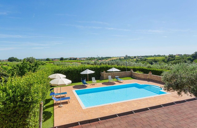 Herrliche Wohnung in einem Ferienhaus mit W-LAN, Pool, TV, Terrasse, Haustiere erlaubt, Parkplatz
