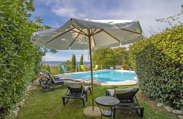 Wohnung in einem Ferienhaus mit W-LAN, privatem Pool, Whirlpool, TV, Innenhof, Panoramablick