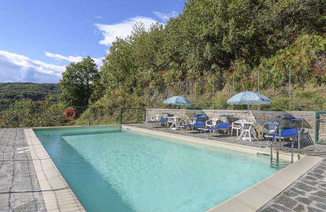 Herrliche Wohnung in einem Ferienhaus mit W-LAN, Pool, Terrasse, Haustiere erlaubt und Parkplatz
