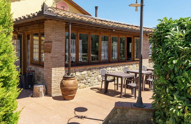Herrliche Wohnung in einem Ferienhaus für 6 Gäste mit Pool, W-LAN, TV und Parkplatz