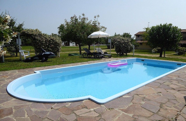 Herrliche Wohnung in einem Ferienhaus mit W-LAN, Klimaanlage, Pool, TV, Terrasse, Parkplatz