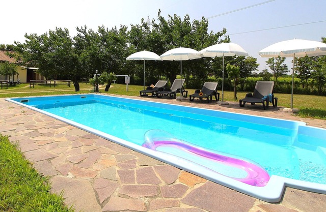 Gemütliche Wohnung in einem Ferienhaus mit Klimaanlage, Pool, W-LAN, Innenhof und Parkplatz