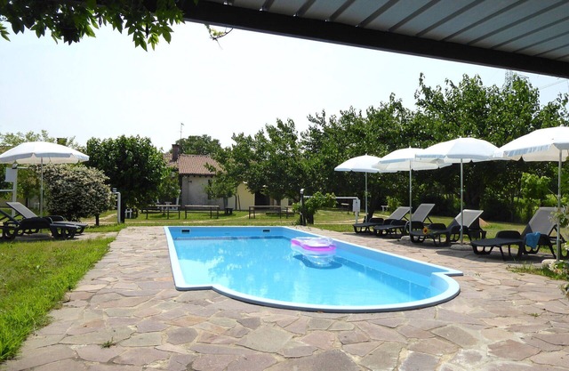 Herrliche Wohnung in einem Ferienhaus mit Klimaanlage, W-LAN, Pool, Innenhof und Parkplatz