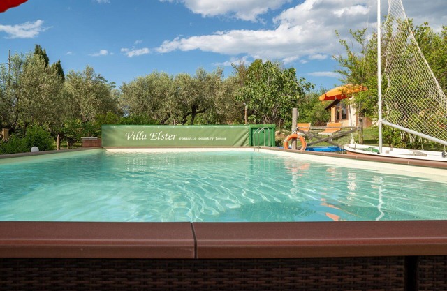Schöne Wohnung in einem Ferienhaus mit Pool, W-LAN, TV, Haustiere erlaubt und Parkplatz