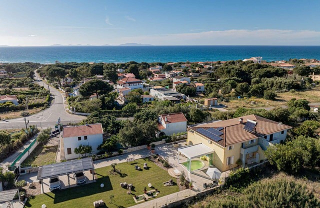 Herrliche Wohnung in einem Ferienhaus mit Klimaanlage, W-LAN, Pool, TV, Innenhof und Parkplatz
